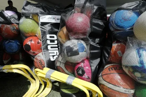 Continúa apoyo al sector educativo con kits deportivos para 27 escuelas públicas