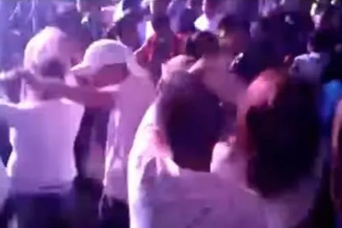 Balean a joven en baile público