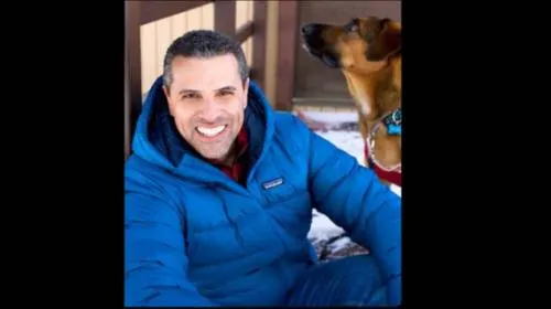 Captan a Marco Antonio Regil bailando muy de cerca con otro hombre