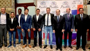 Reciben en Congreso a jugadores del Club Puebla
