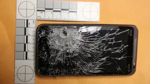Smartphone detiene un balazo y salva a su dueño