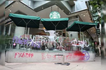 Primera protesta antigentrificación en CDMX termina con ataque a Starbucks en la Condesa