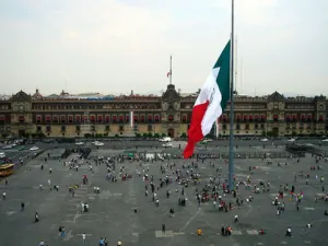 Por desfile cierran acceso a zócalo capitalino