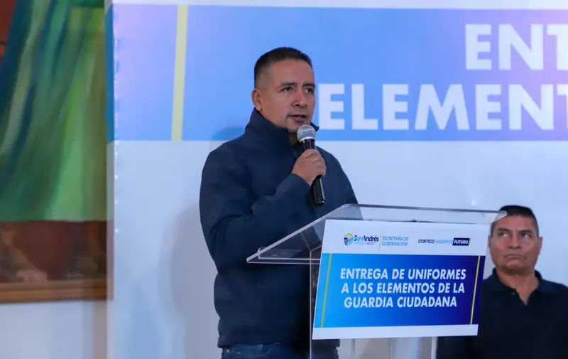 Entrega Edmundo Tlatehui uniformes a elementos de la Guardia Ciudadana