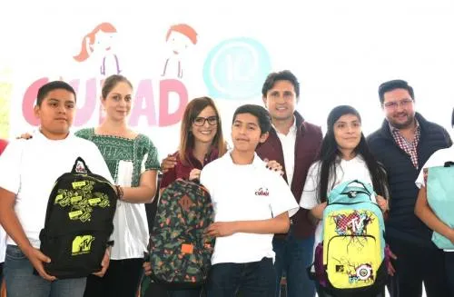 José Juan Espinosa arranca con la entrega de mochilas y útiles escolares