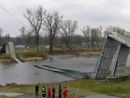 Cuatro heridos por derrumbe de puente en República Checa