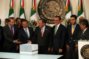 Recortes en gasto social, pero no en sueldazos