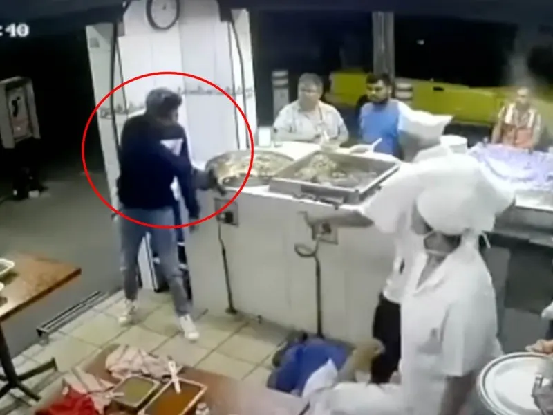 VIDEO Asaltantes golpean y roban taquería en Guadalajara