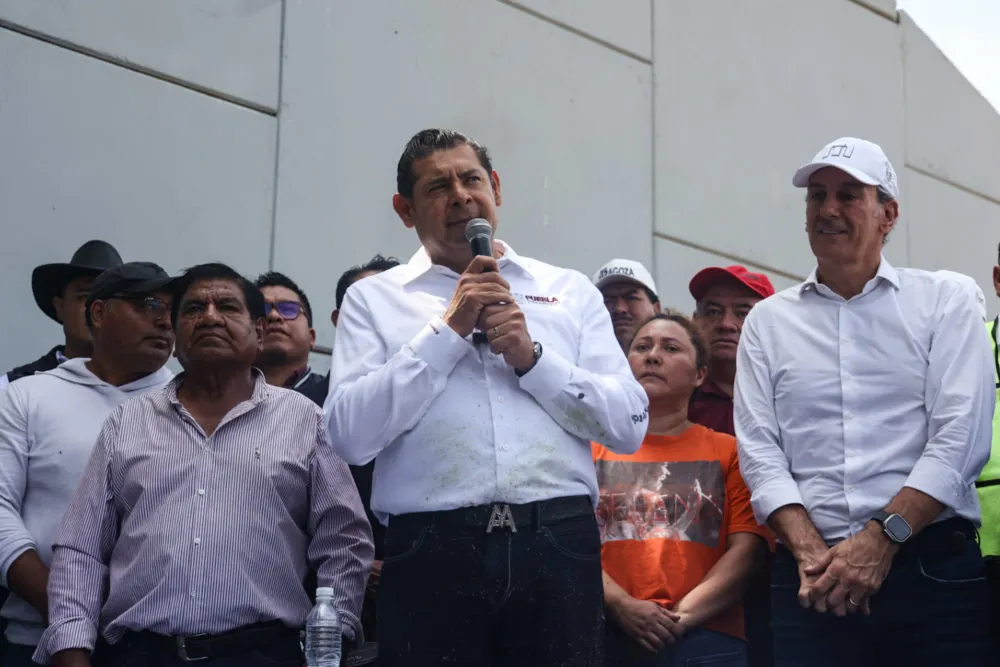 Promete Armenta justicia y vivienda para familias de policías asesinados en Amozoc