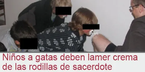Niños a gatas deben lamer crema de las rodillas de sacerdote