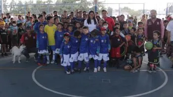 Ariadna Ayala entrega material y equipo a centros de iniciación deportiva del Ayuntamiento de Atlixco