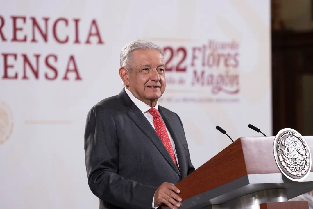Cuauhtémoc, Ciudad de México, México, 17 de noviembre de 2022. Andrés Manuel López Obrador, presidente Constitucional de los Estados Unidos Mexicanos en conferencia de prensa matutina, entrega de Premio Nacional de Artes y Literatura 2020 y 2021, y entrega de Reconocimientos a las organizaciones fundadoras de la Unión Mexicana de Asociaciones de Ingenieros (UMAI en el Salón Tesorería de Palacio Nacional. Lo acompañan Alejandra Frausto Guerrero, secretaria de Cultura; Ricardo Mejía Berdeja, subsecretario de Seguridad Pública de la Secretaría de Seguridad y Protección Ciudadana
Premio Nacional de Artes y Literatura 2020.
Lingüística y Literatura: Jesús Adolfo Castañón Morán.
Bellas Artes: Manuel de Jesús Hernández, “Hersúa”.
Ciencias Sociales y Filosofía: Alfredo López Austin (recibe su esposa, Martha Rosario Luján Pedrueza). 
Artes y Tradiciones Populares: Mario Agustín Gaspar Rodríguez.
Reconocimiento especial: Bertha Cecilia Navarro y Solares.
Premio Nacional de Artes y Literatura 2021.
Lingüística y Literatura: Óscar Mario Oliva Ruiz.
Bellas Artes: Sergio Ismael Cárdenas Tamez.
Ciencias Sociales y Filosofía: Fernando Alberto Lázaro Serrano Migallón.
Artes y Tradiciones Populares: Colectivo Taller Leñateros (San Cristóbal de las Casas, Chiapas). Recibe María Méndez Pérez Maruch. 
Reconocimientos a las organizaciones fundadoras de la Unión Mexicana de Asociaciones de Ingenieros (UMAI).
Sociedad Geológica Mexicana, AC, Ricardo Barragán Manzo.
Asociación Mexicana de Ingenieros Mecánicos y Electricistas, Lilia Coronel Zamora.
Colegio de Ingenieros Militares “Teniente de Ingenieros Juan de la Barrera”, José Luis Galarza Portugués.
Colegio de Ingenieros Mecánicos y Electricistas, Ricardo Jesús Morales Salazar.
Colegio de Ingenieros Civiles de México, Jorge Serra Moreno. 
Foto: Presidencia