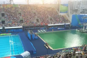 El agua de la piscina de trampolines muta a verde