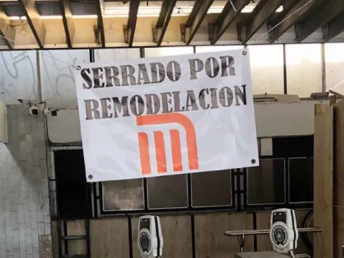 Cuelgan lona con error ortográfico en Metro Balderas; se burlan en redes