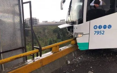 Autobús de turismo estuvo a punto de caer de puente
