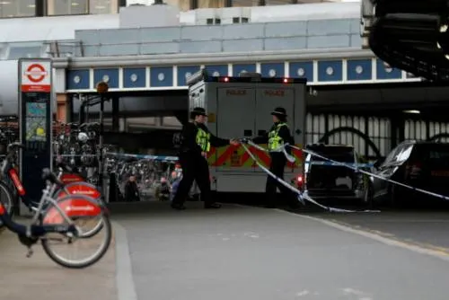 Hallan tres explosivos improvisados en Londres; activan alerta antiterrorista