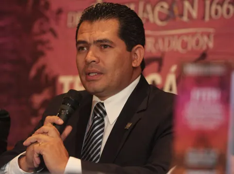 Emplazan a edil de Tehuacán a pagar sus cuotas al PAN