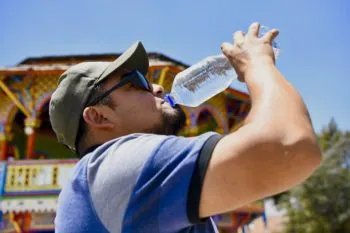 ¡Evita el golpe de calor! Salud emite recomendaciones ante las altas temperaturas vacacionales