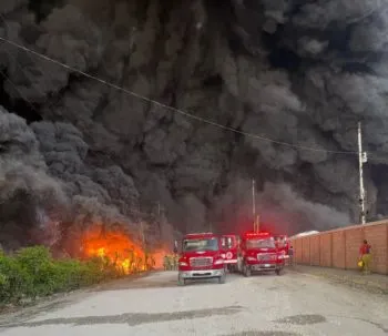 Quema de pastizal provoca fuerte incendio en Tabasco; las llamas se extendieron a una empresa petrolera