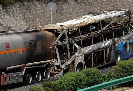 Choque de autobús contra pipa en China deja 36 muertos