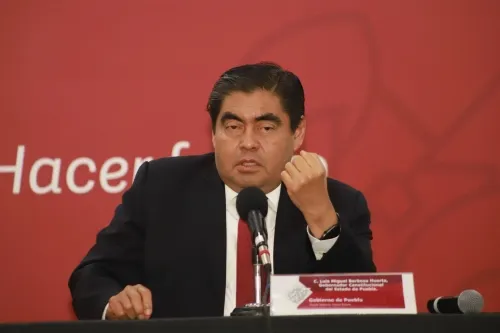 “No tengo por qué sugerirle perfiles de su gabinete”, contesta Barbosa a Claudia Rivera