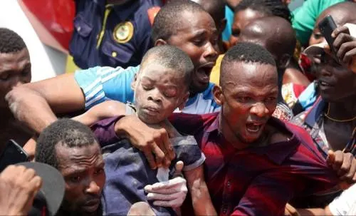 Más de 100 niños atrapados en el derrumbe de una escuela en Lagos, la ciudad más poblada de Nigeria
