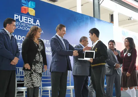 RMV entrega computadoras a estudiantes de alto desempeño
