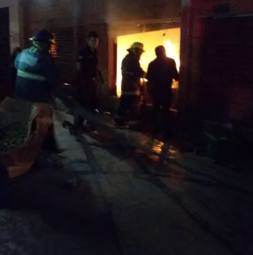 Bomberos controla incendio en la Central de Abasto