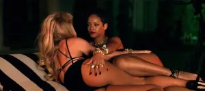 VIDEO: Shakira y Rihanna se acarician en la cama