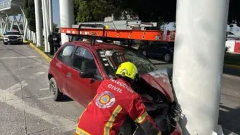 Accidente en bulevar Hermanos Serdán; auto se estrella contra pilar de ciclovía