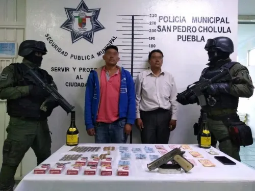 Policía  de San Pedro Cholula asegura a 2 presuntos asaltantes de tiendas de conveniencia