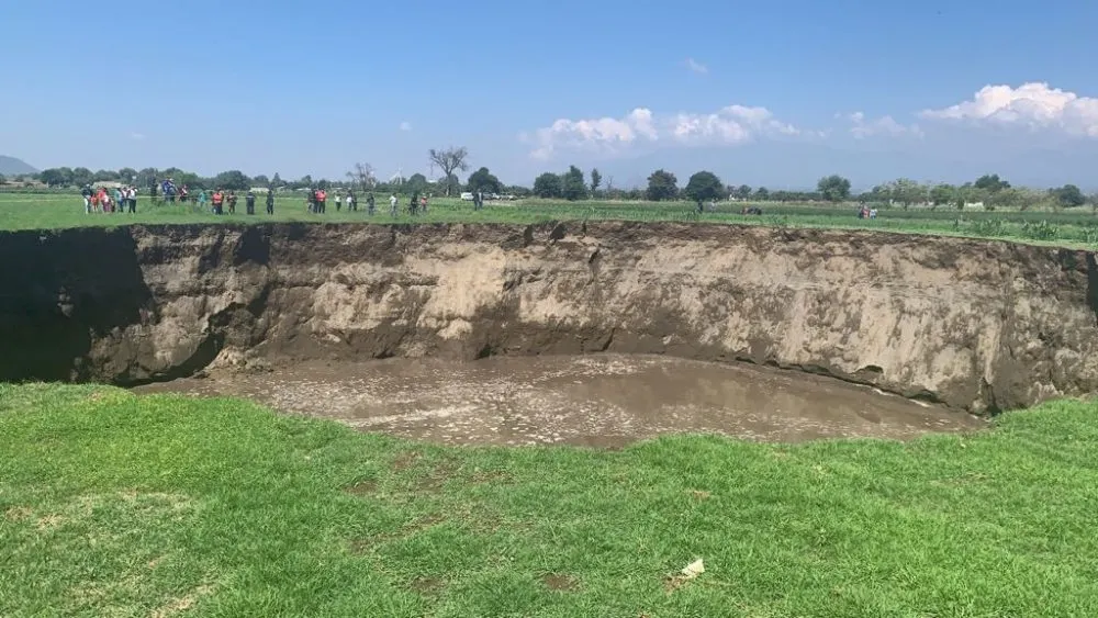 Exhorta gobierno estatal a pobladores a no acercarse a zona de socavón en Santa María Zacatepec