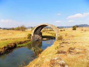 Hallan un muerto en un arroyo de Zacatlán