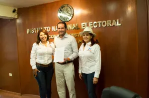Genoveva Huerta se compromete ante el INE a conducirse con respeto