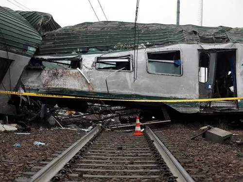 Se descarrila tren en Milán; reportan 3 muertos