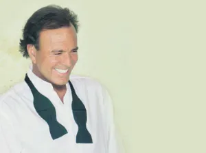 Julio Iglesias regresa muy mexicano