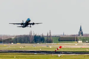 Despega primer avión del aeropuerto de Bruselas desde los ataques