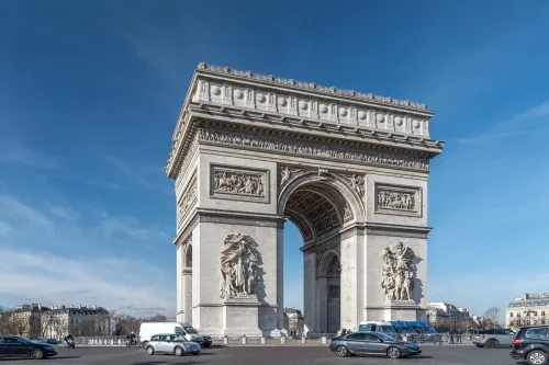 Por alerta de bomba desalojan el área del Arco del Triunfo en París
