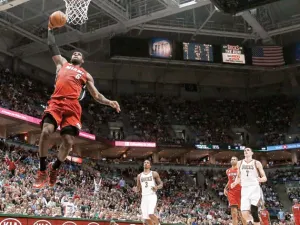 Miami da cátedra a Milwaukee en barrida de postemporada