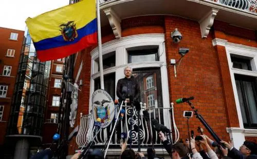 Ecuador concede ciudadanía a Julian Assange, ahora es “agente diplomático”