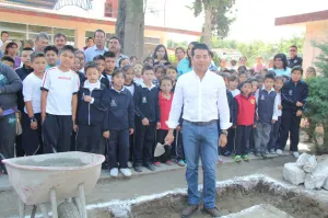 Néstor Camarillo inicia obra básica en Primaria de Francisco I. Madero