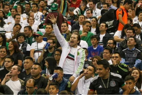 Sacan a 30 personas del estadio Azteca por grito discriminatorio
