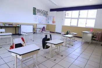 Gobernador de Puebla cambia modalidad de clases presenciales a virtuales por caída de ceniza