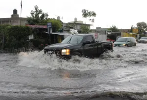 Lluvia deja vialidades inundadas; sur de la ciudad, zona más afectada