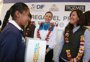 Alonso de Moreno Valle entrega paquetes escolares de Beca un Niño Indígena