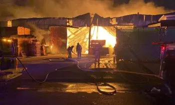 Sofocan bomberos incendio de bodega con madera en San Andrés Cholula