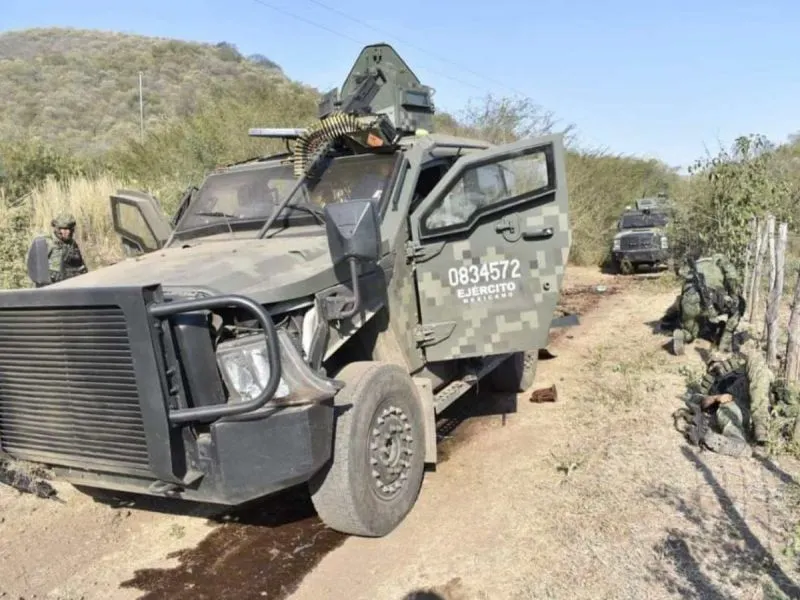 Mina explota durante paso de convoy militar en Michoacán