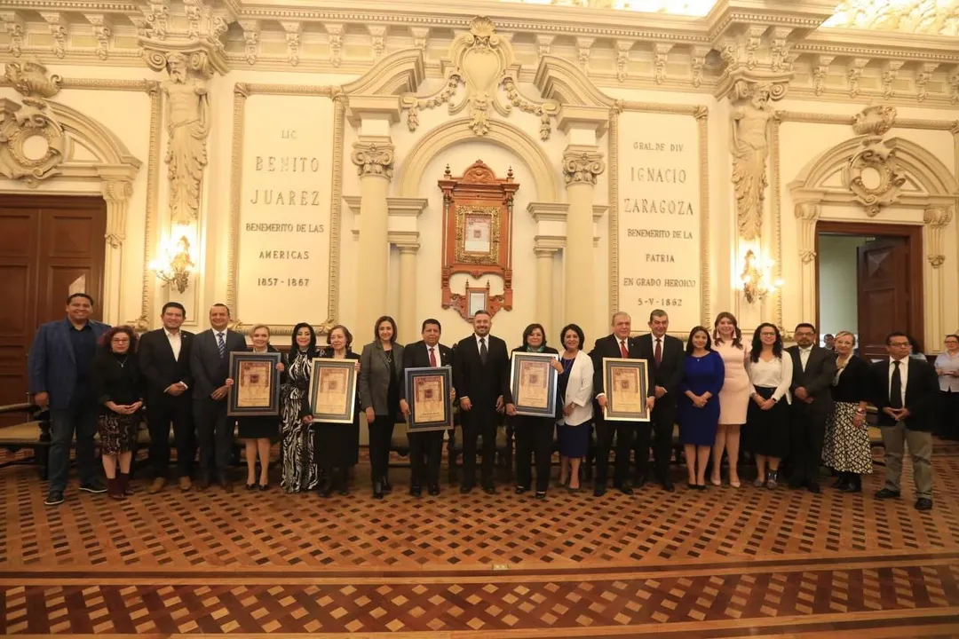Ayuntamiento de Puebla entrega Cédula Real a cinco grandes personalidades del Derecho