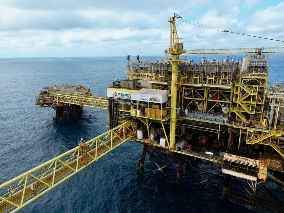 Legisladores de Estados Unidos advierten consecuencias para México si no frena los envíos de petróleo a Cuba