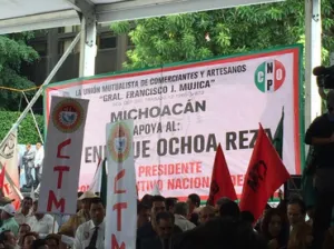 Ochoa Reza se registra en el PRI